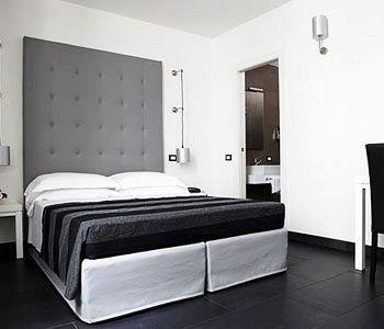 Via Del Corso 3* Rome